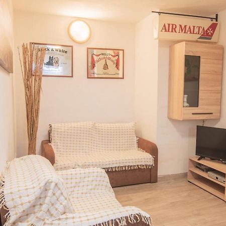 Central Villa Flatlet With Pool - Free Parking And Wifi Lija Kültér fotó
