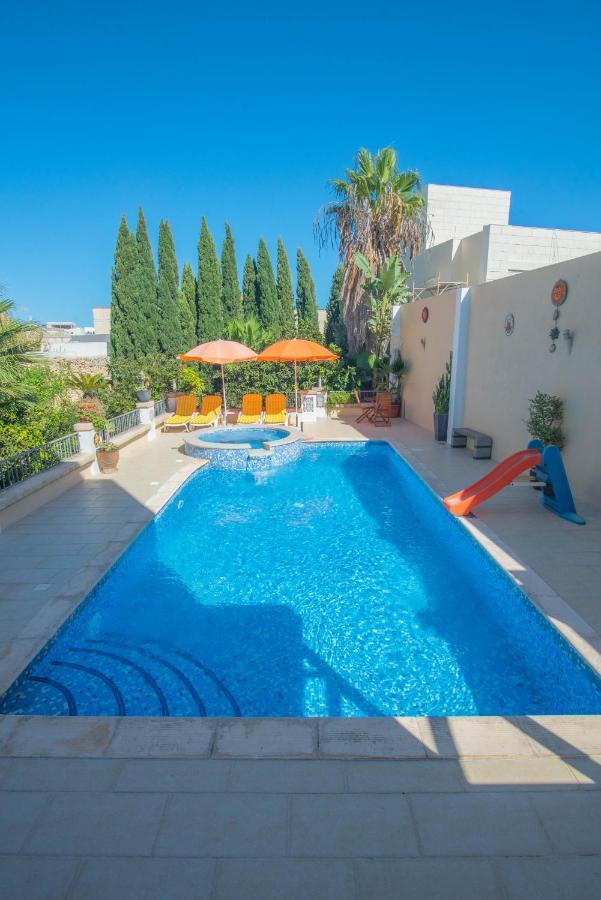 Central Villa Flatlet With Pool - Free Parking And Wifi Lija Kültér fotó