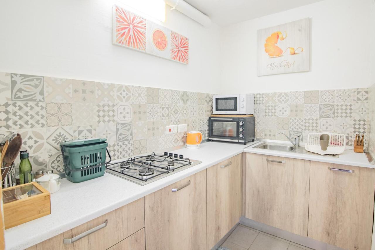 Central Villa Flatlet With Pool - Free Parking And Wifi Lija Kültér fotó