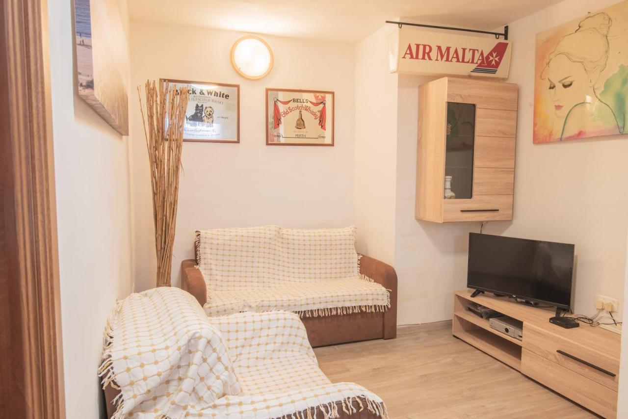 Central Villa Flatlet With Pool - Free Parking And Wifi Lija Kültér fotó
