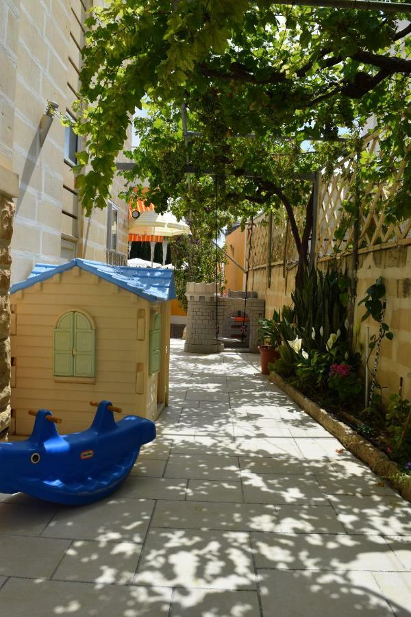 Central Villa Flatlet With Pool - Free Parking And Wifi Lija Kültér fotó